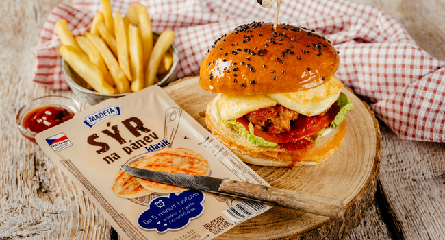 Burger s mäsovými guľami v chilli omáčke so Syrom na panvicu, šalátom a majonézou