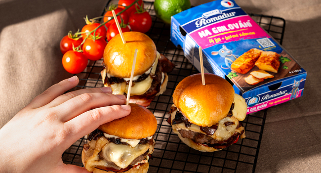 Burgery s Romadurem, karamelizovanou cibulkou a limetkovou majonézou