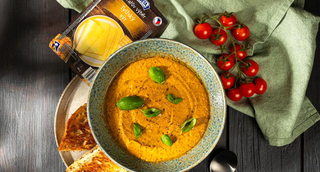 Gazpacho se sendvičem s Tylžským sýrem