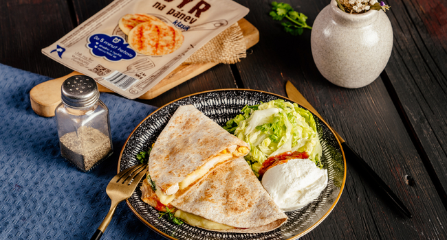 Tortilla so syrom na panvicu, kuracím mäsom, kukuricou a grilovacou omáčkou